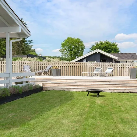 Three-bedroom In Bjert * Binderup Strand