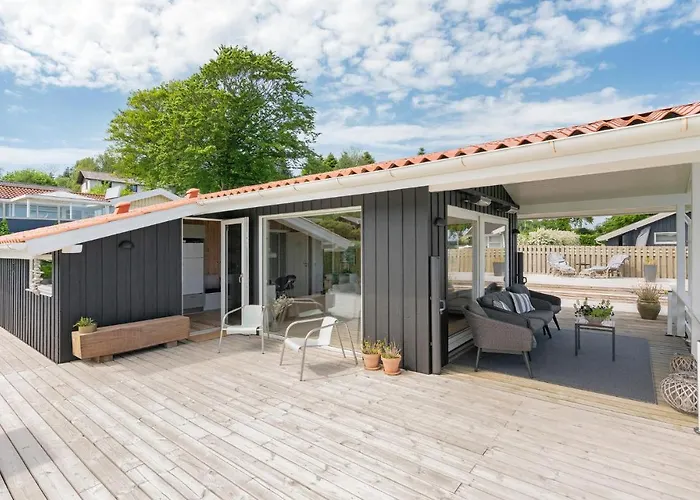 Three-bedroom In Bjert Binderup Strand